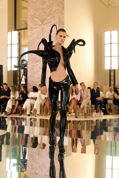 Look 10